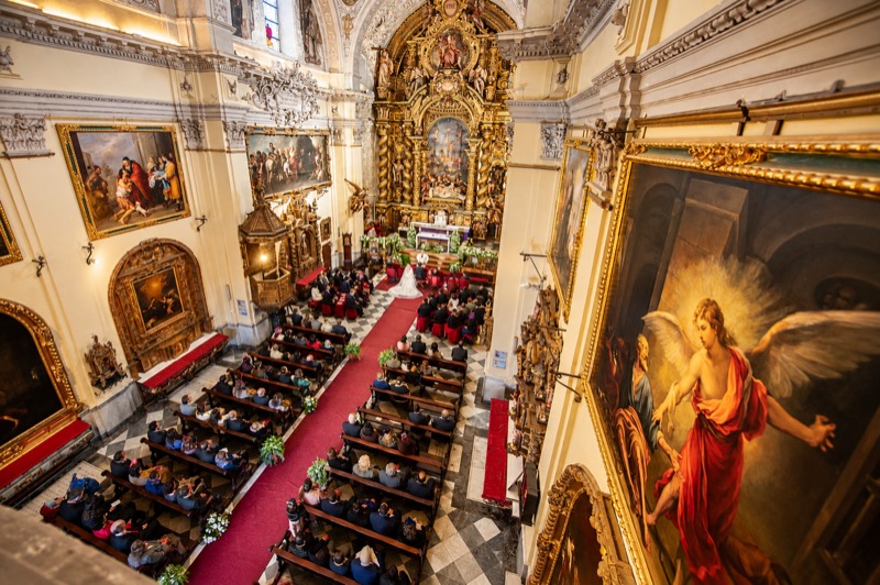 Ceremonia de boda vista desde el coro de una iglesia barroca de Sevilla