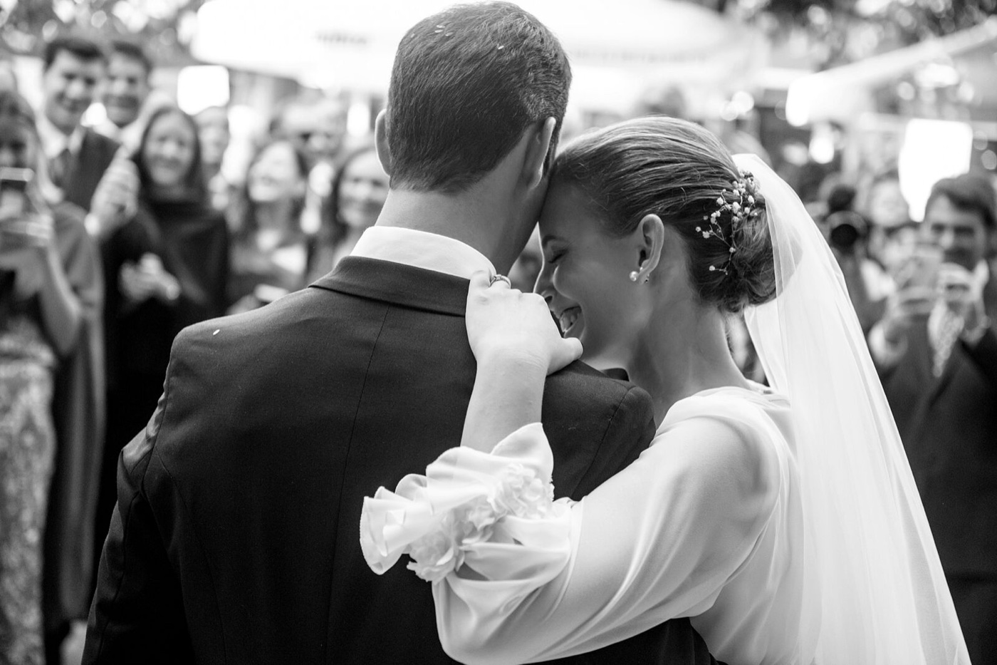 Novios frente a frente entre los invitados en una boda en Sevilla