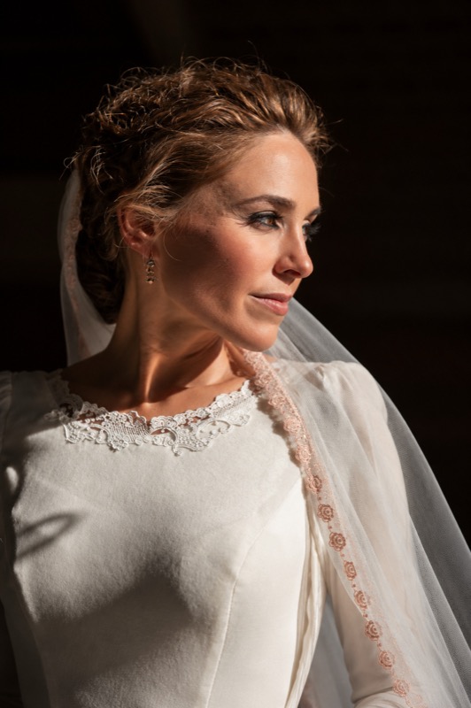 Retrato de perfil de la novia con velo de encaje, en Sevilla