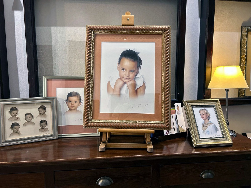 Marcos y retratos sobre la mesa del estudio de Alfonso XII